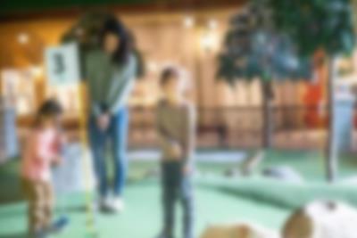 Es war noch nie so lustig und abenteuerlich, eine Runde Minigolf zu spielen